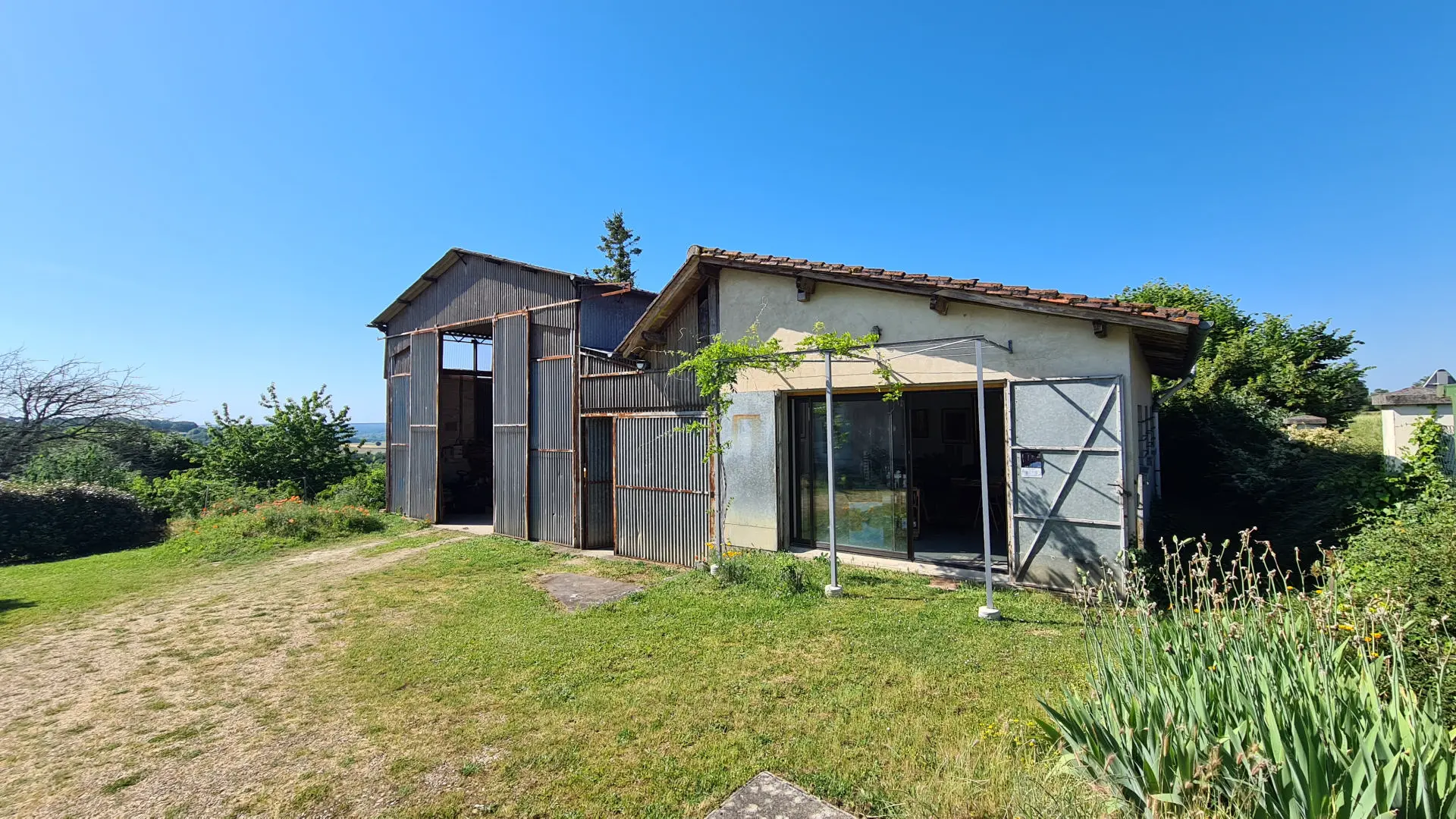 House Of 0 M² With Renovated Features In Village