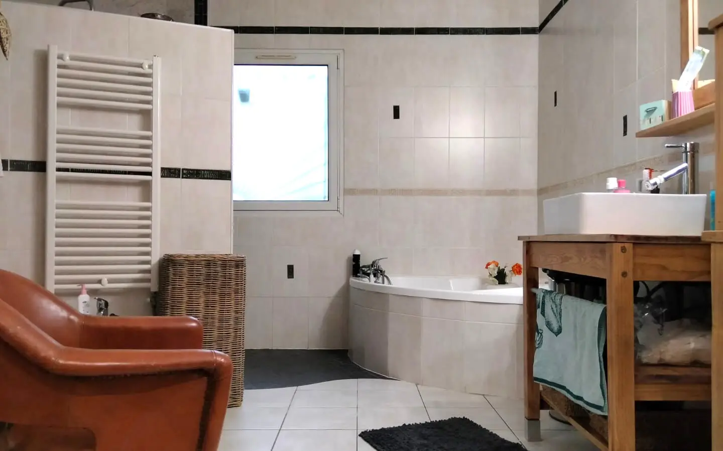 House Of 43 M² With 5 Bedrooms, Pool, Covered Terrace In Woodland Lodge, Nr Angoulême