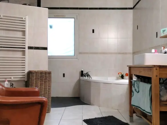 House Of 43 M² With 5 Bedrooms, Pool, Covered Terrace In Woodland Lodge, Nr Angoulême