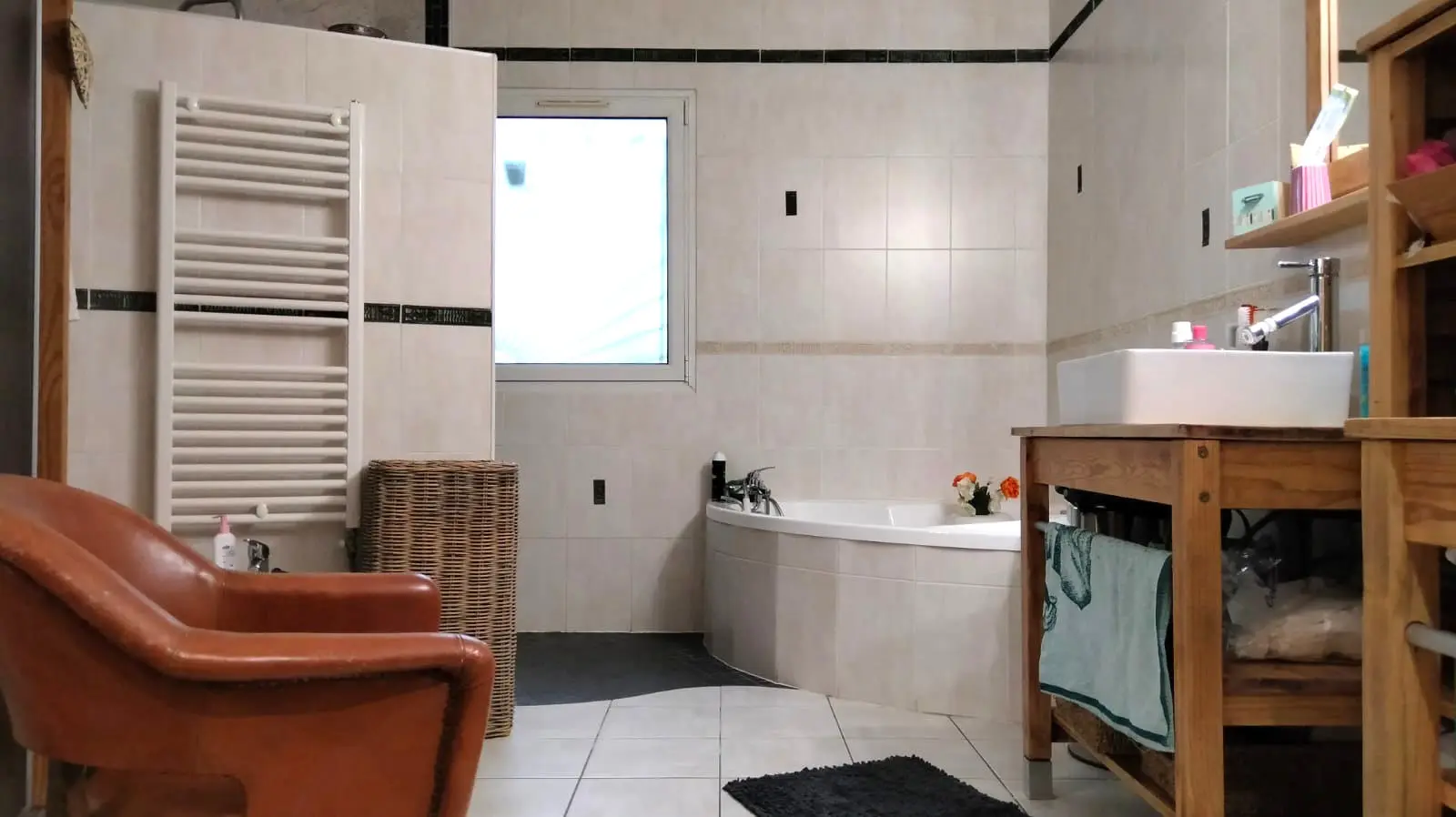 House Of 43 M² With 5 Bedrooms, Pool, Covered Terrace In Woodland Lodge, Nr Angoulême