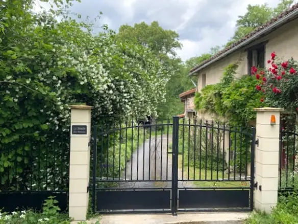 House Of 100 M² With 4 Beds, Riverside, Outbuildings, Views In Old Mill