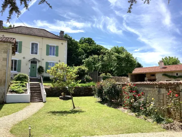 3-bedroom Village House In Lorigne, France (161 M²)