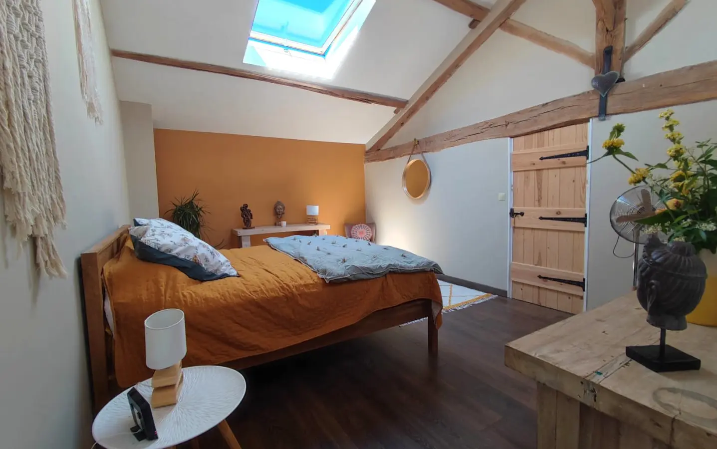 Apartment Of 100 M² With 4 Bedrooms, 2 Bathrooms, Garden, Close To Shops In Nieuil, Charente