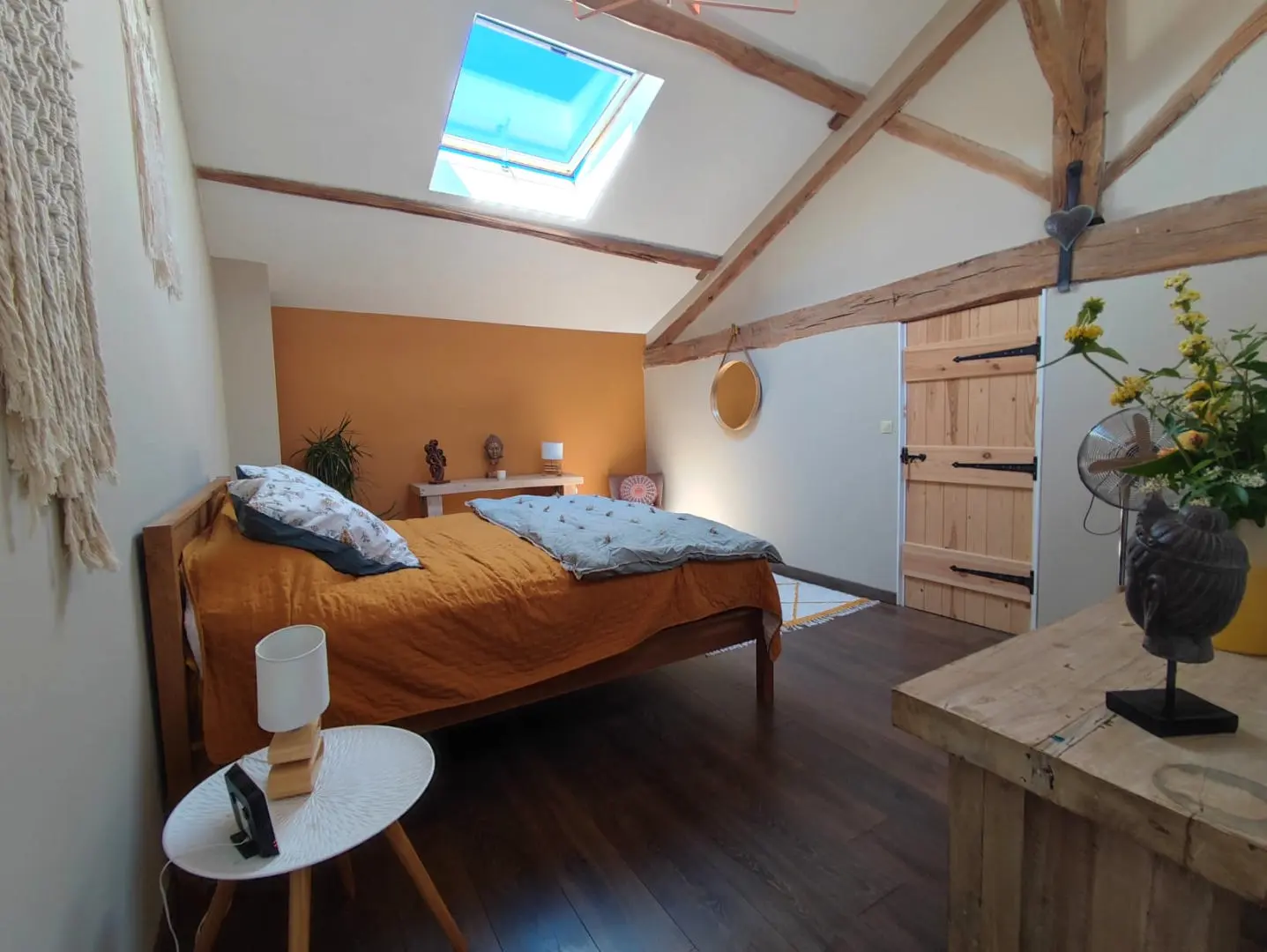 Apartment Of 100 M² With 4 Bedrooms, 2 Bathrooms, Garden, Close To Shops In Nieuil, Charente