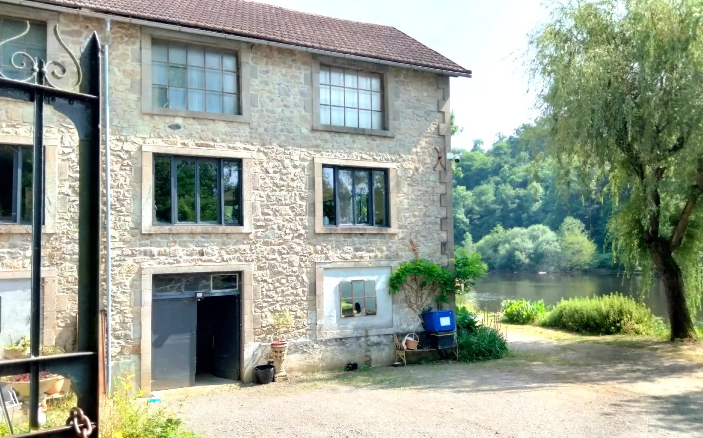 2-bedroom House In Saint-junien, France (173 M²)