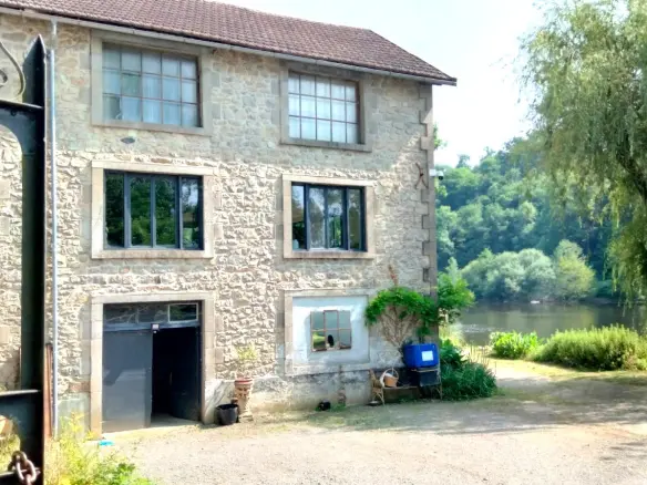 2-bedroom House In Saint-junien, France (173 M²)