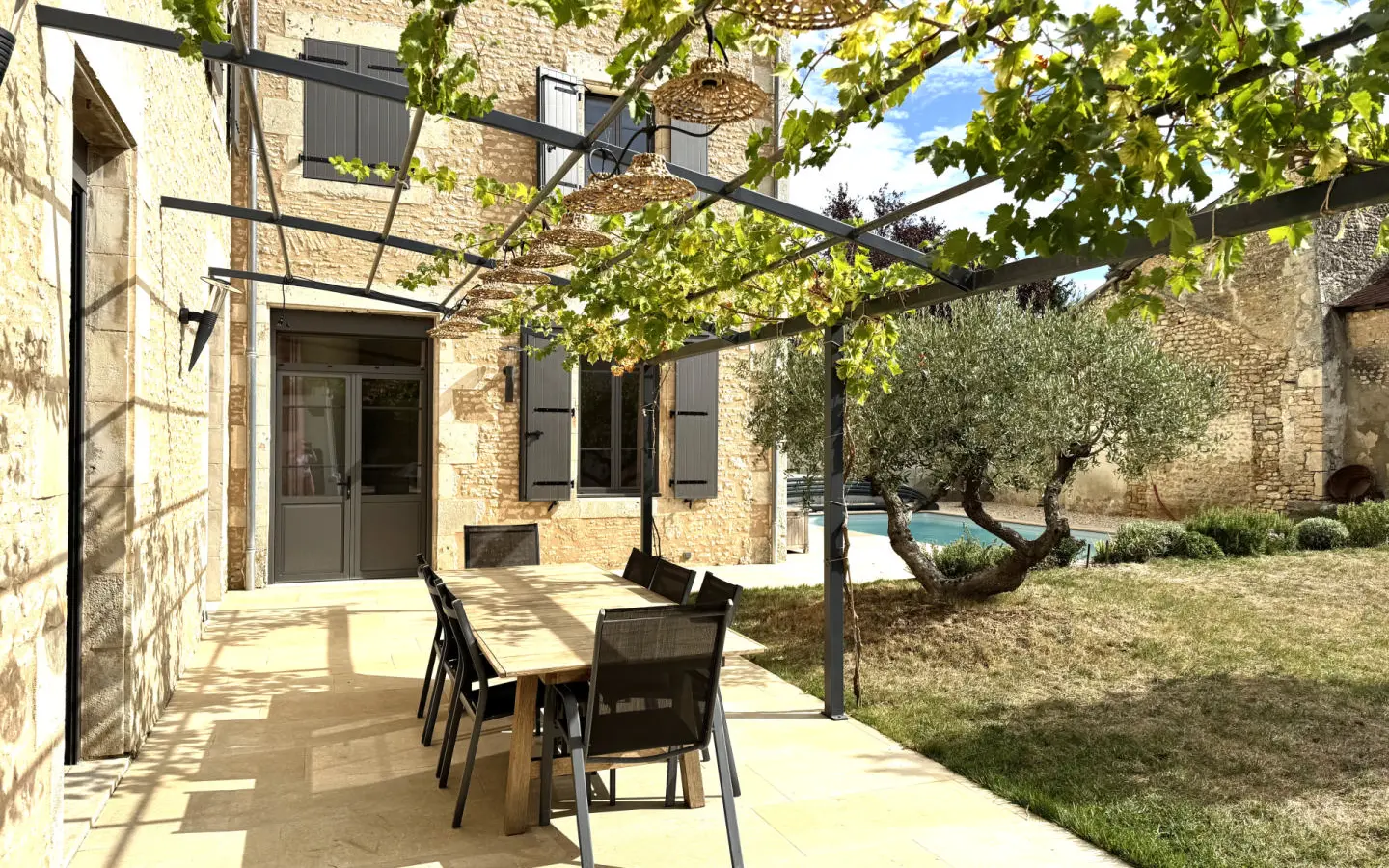 7-bedroom Maison De Maitre In Usson-du-poitou, France (287 M²)