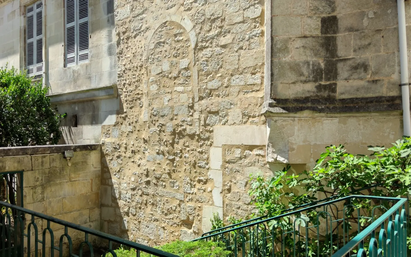 Maison De Maitre Of 7 Bedrooms With Garden, Garage, And River View In Saintes