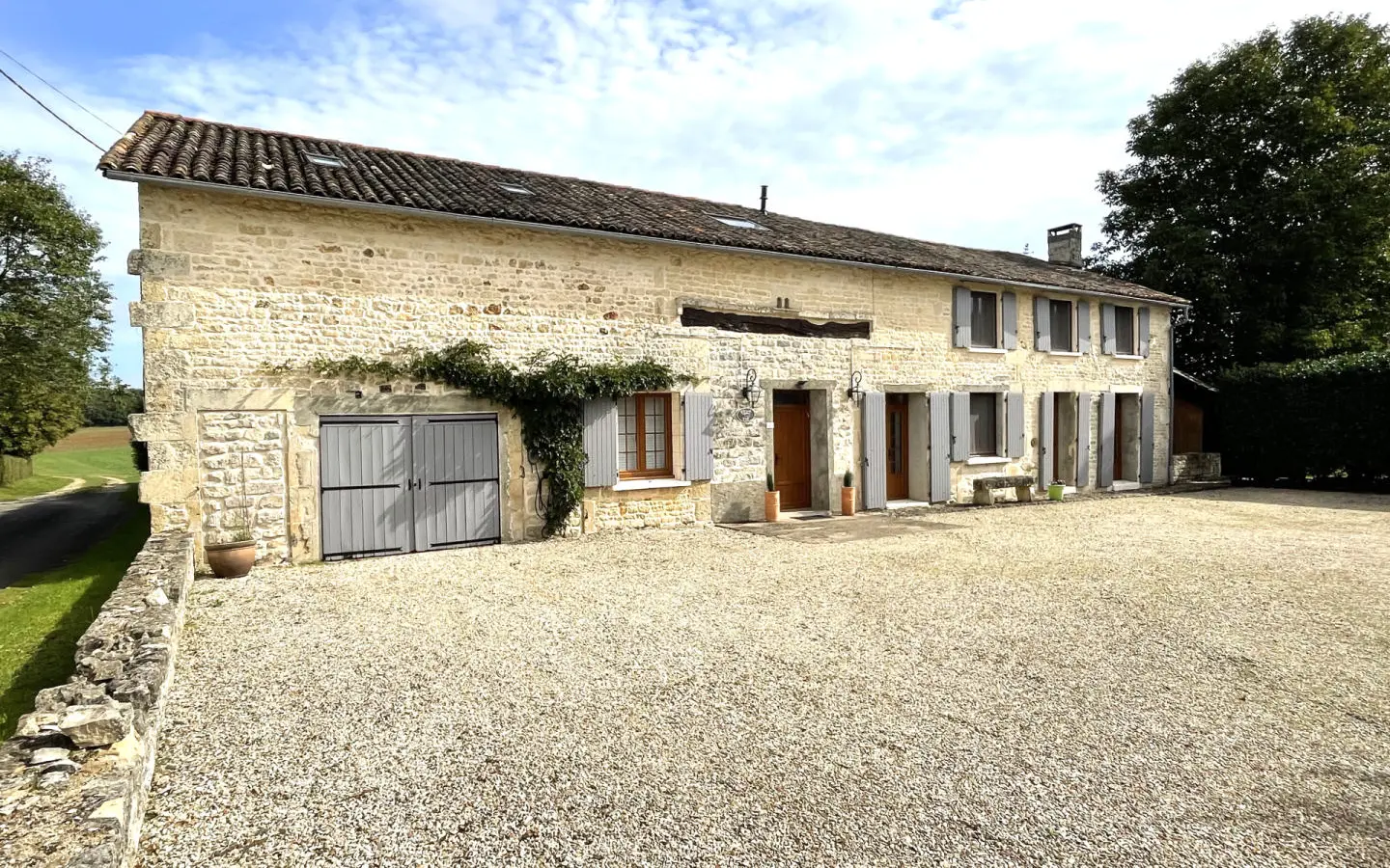 5-bedroom Country House In Lorigne, France (287 M²)