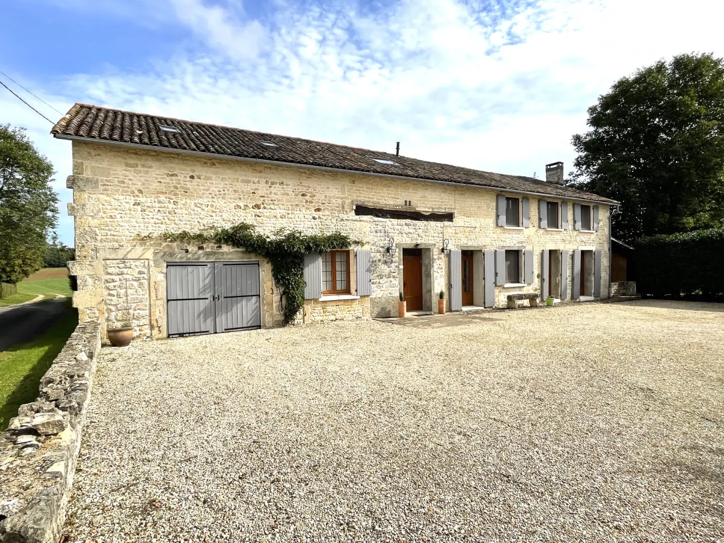 5-bedroom Country House In Lorigne, France (287 M²)