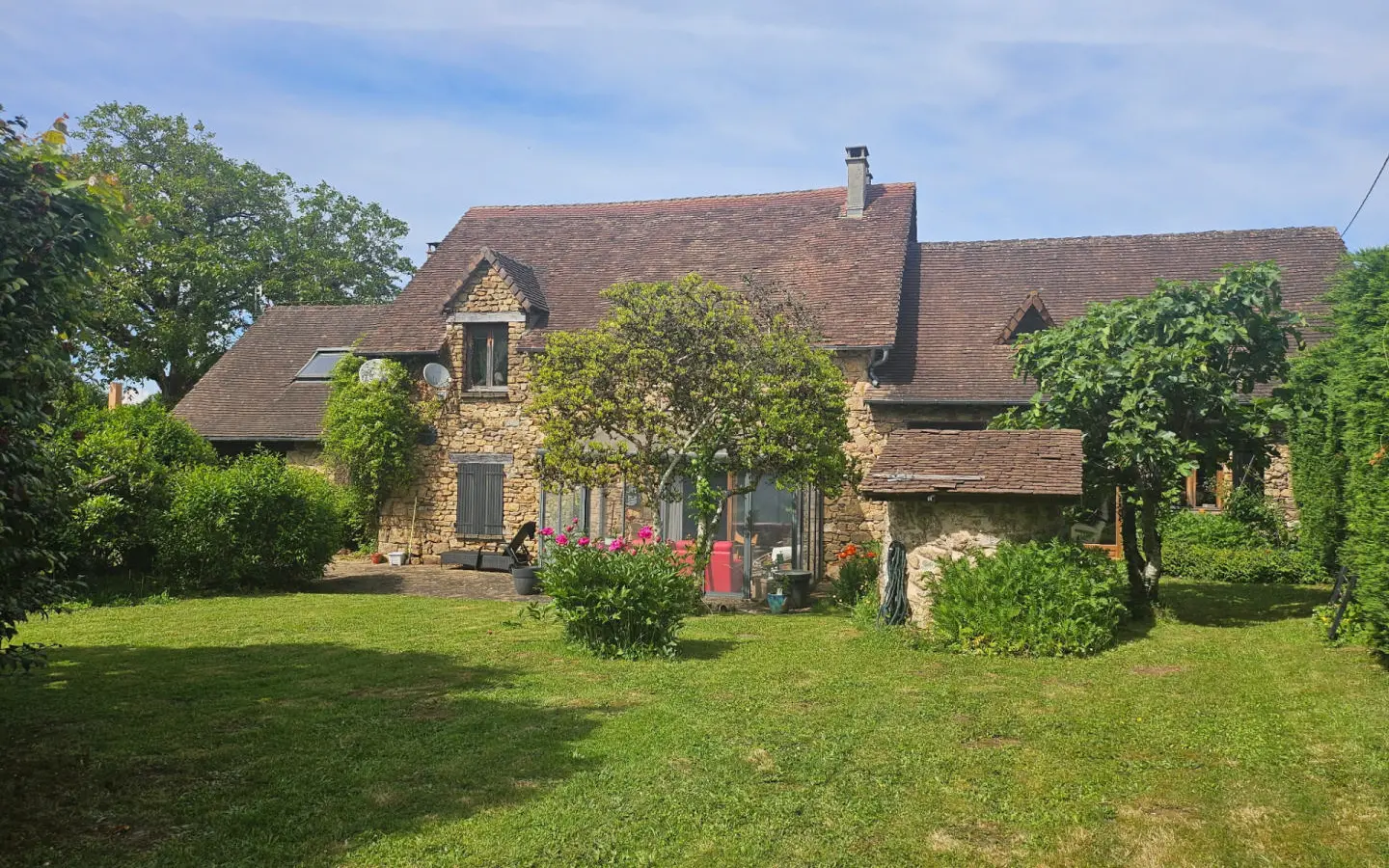 5-bedroom Country House In Saint-priest-les-fougeres, France (174 M²)
