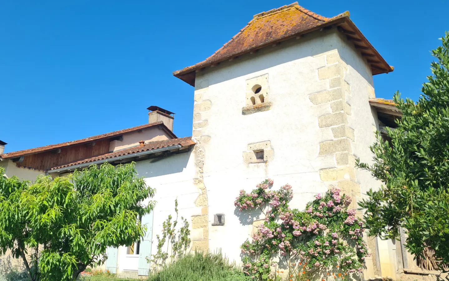 House Of 0 M² With Renovated Features In Village