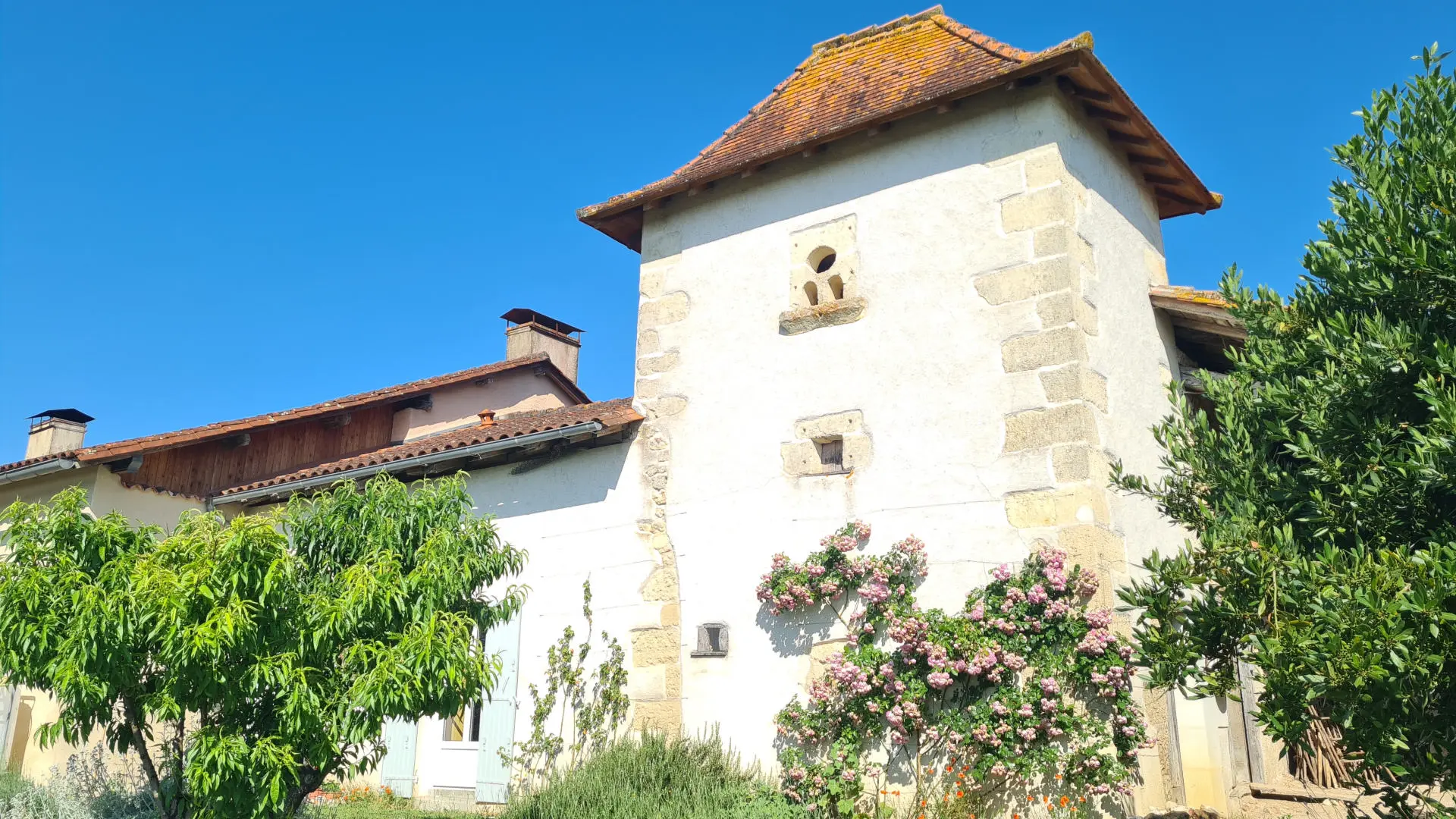 House Of 0 M² With Renovated Features In Village