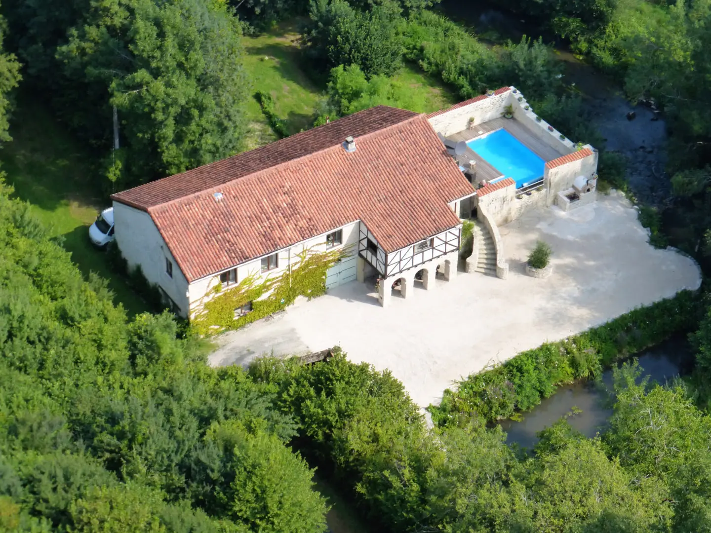 Stone Mill And Barn Of 200 M² With Pool Near Mansle