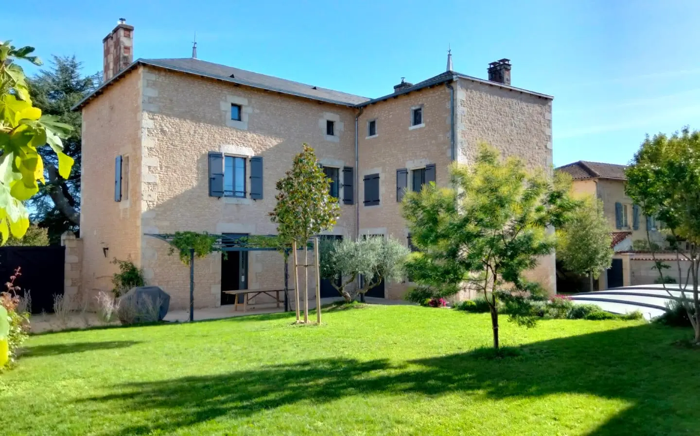 7-bedroom Maison De Maitre In Usson-du-poitou, France (287 M²)