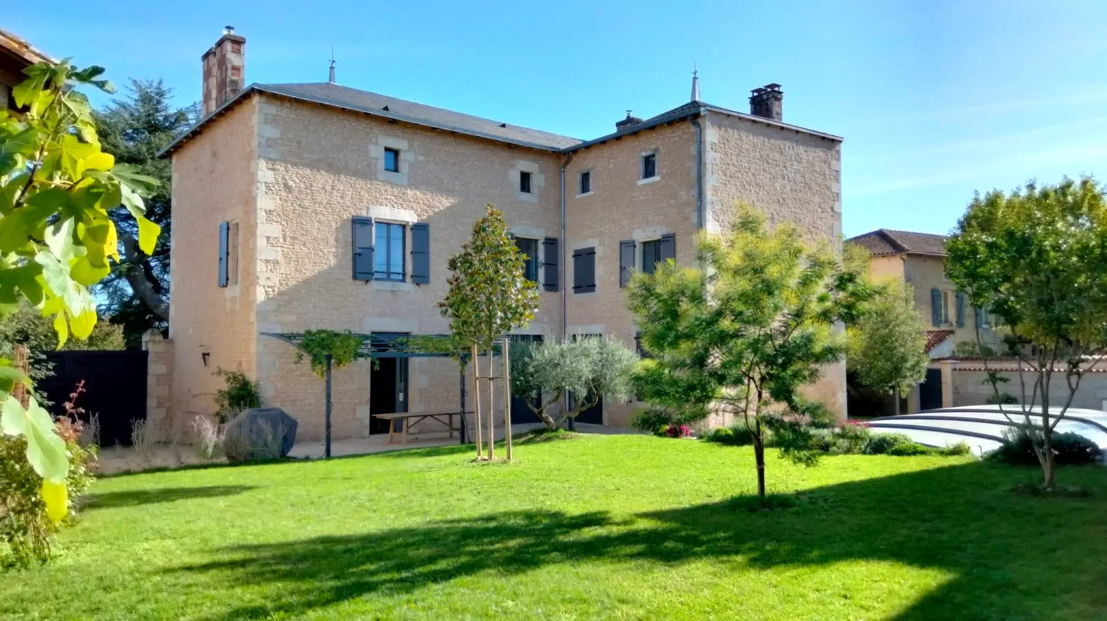 7-bedroom Maison De Maitre In Usson-du-poitou, France (287 M²)