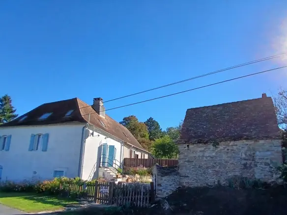 3-bedroom Country House In Jumilhac-le-grand, France (110 M²)