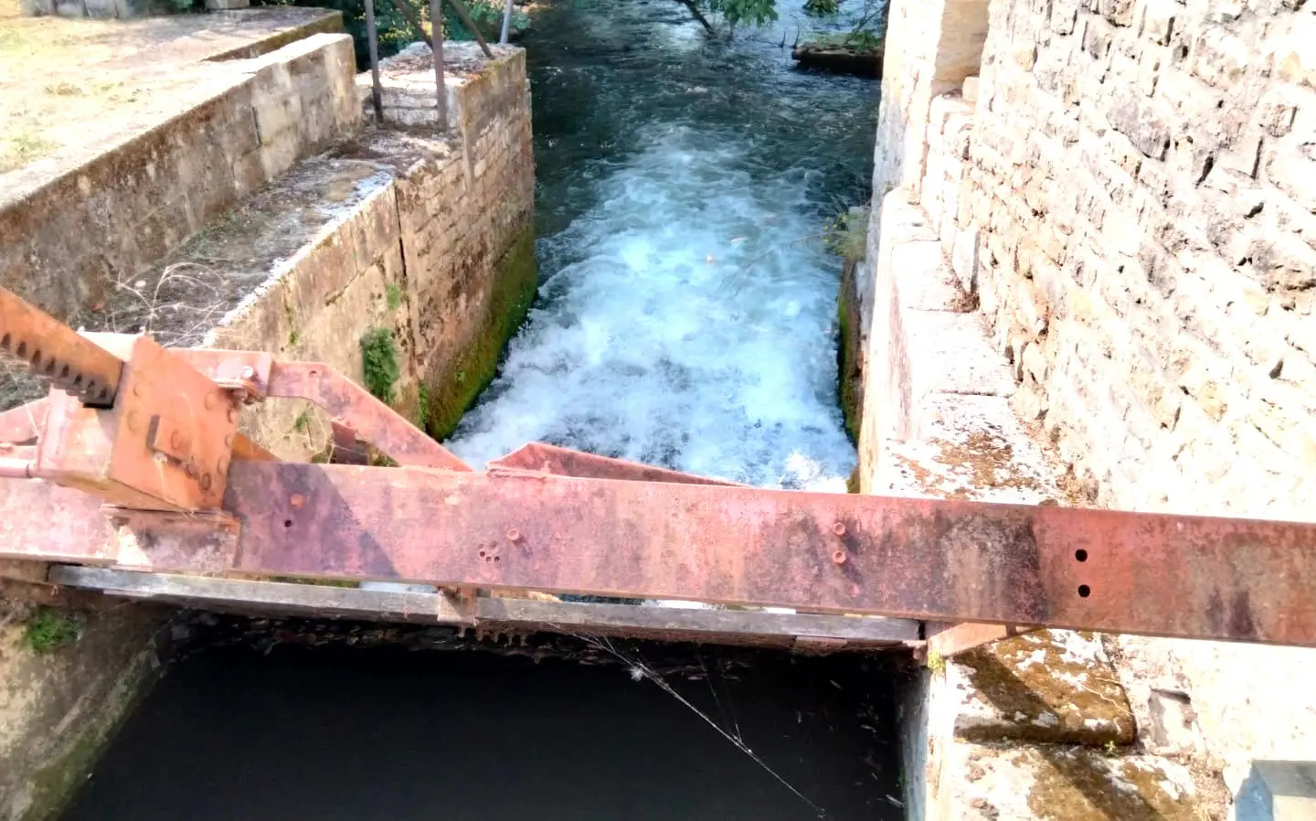 Old Stone Mill Of 500 M² With Private Island And River Views In Charente