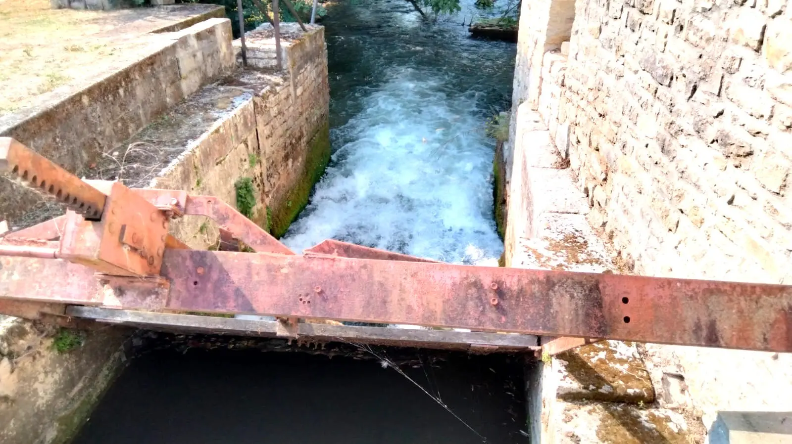 Old Stone Mill Of 500 M² With Private Island And River Views In Charente