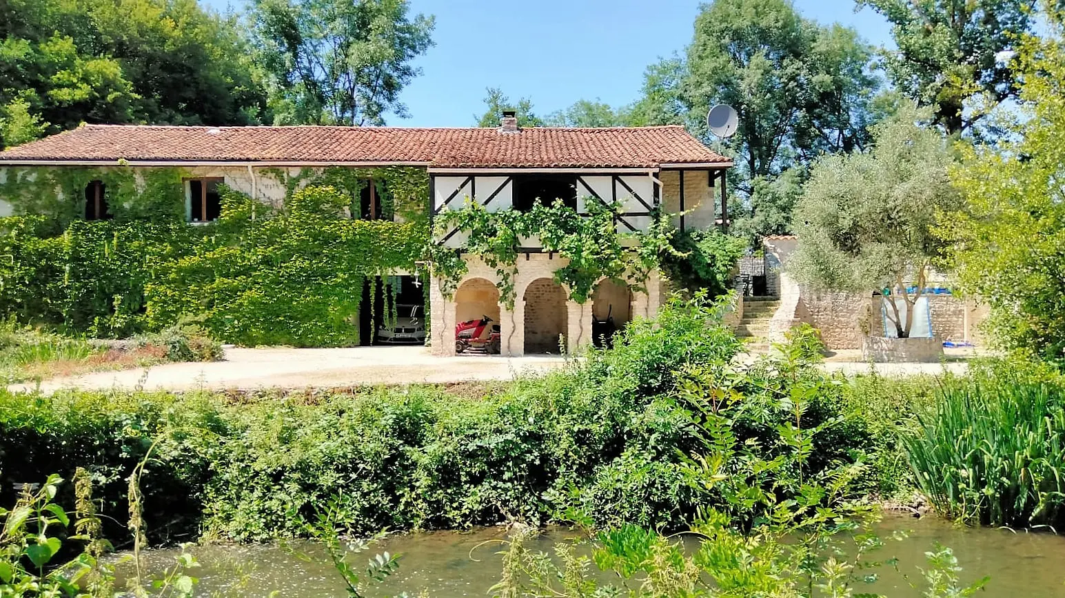 Stone Mill And Barn Of 200 M² With Pool Near Mansle