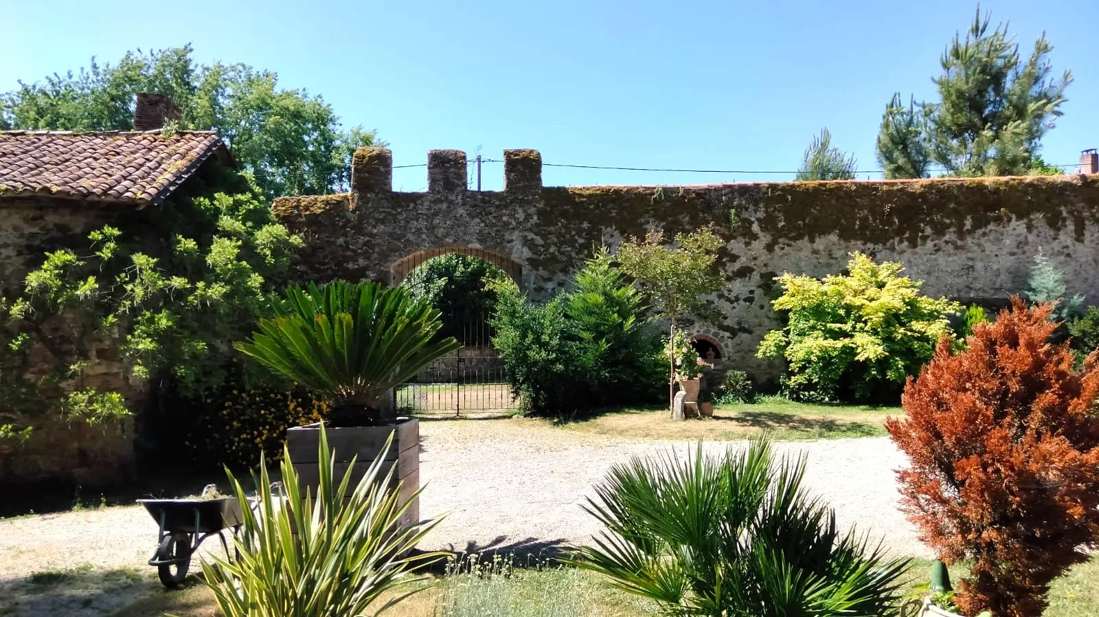 Historic Estate 15th Century, Revenue Potential, Guest Cottages, Outbuildings, 2.8 Ha
