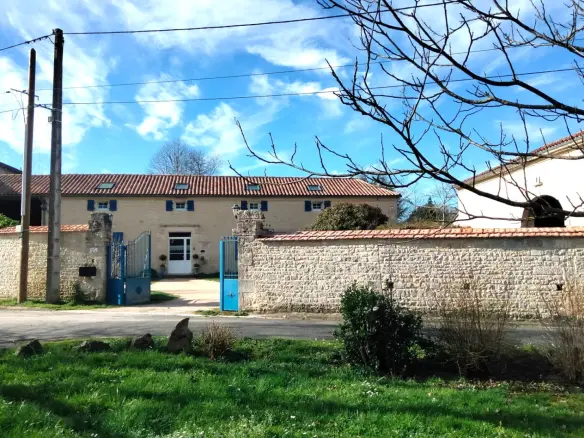 Apartment Of 120 M² With 4 Bedrooms, Barns In Charente
