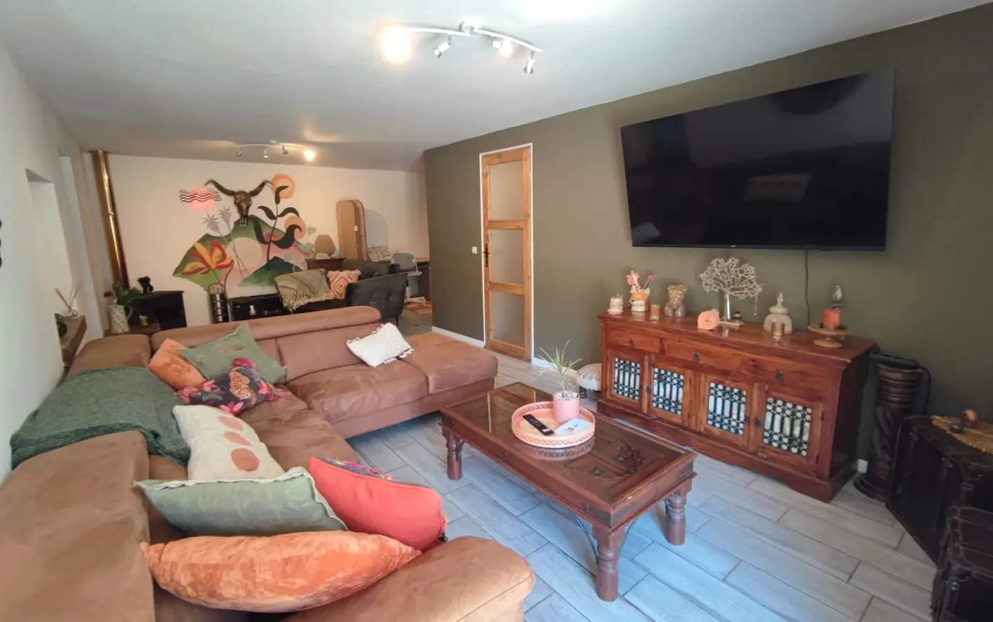 Apartment Of 100 M² With 4 Bedrooms, 2 Bathrooms, Garden, Close To Shops In Nieuil, Charente