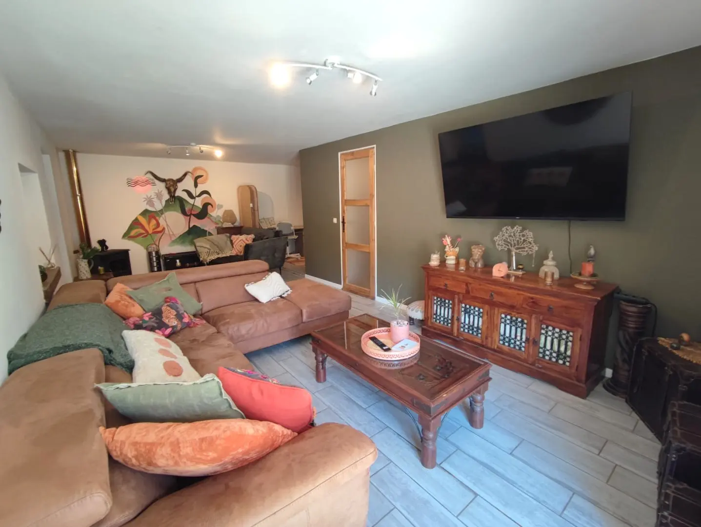 Apartment Of 100 M² With 4 Bedrooms, 2 Bathrooms, Garden, Close To Shops In Nieuil, Charente