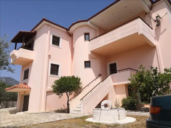 Detached House Of 376 M² In Loutraki