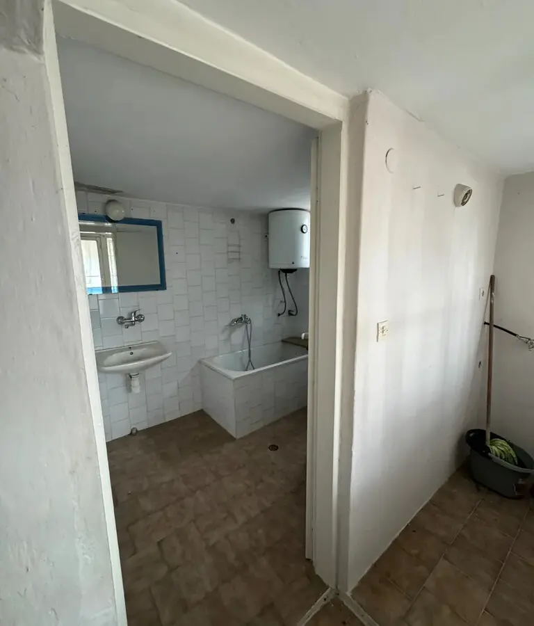 2-bedroom Detached House In Polichni, Greece (75 M²)