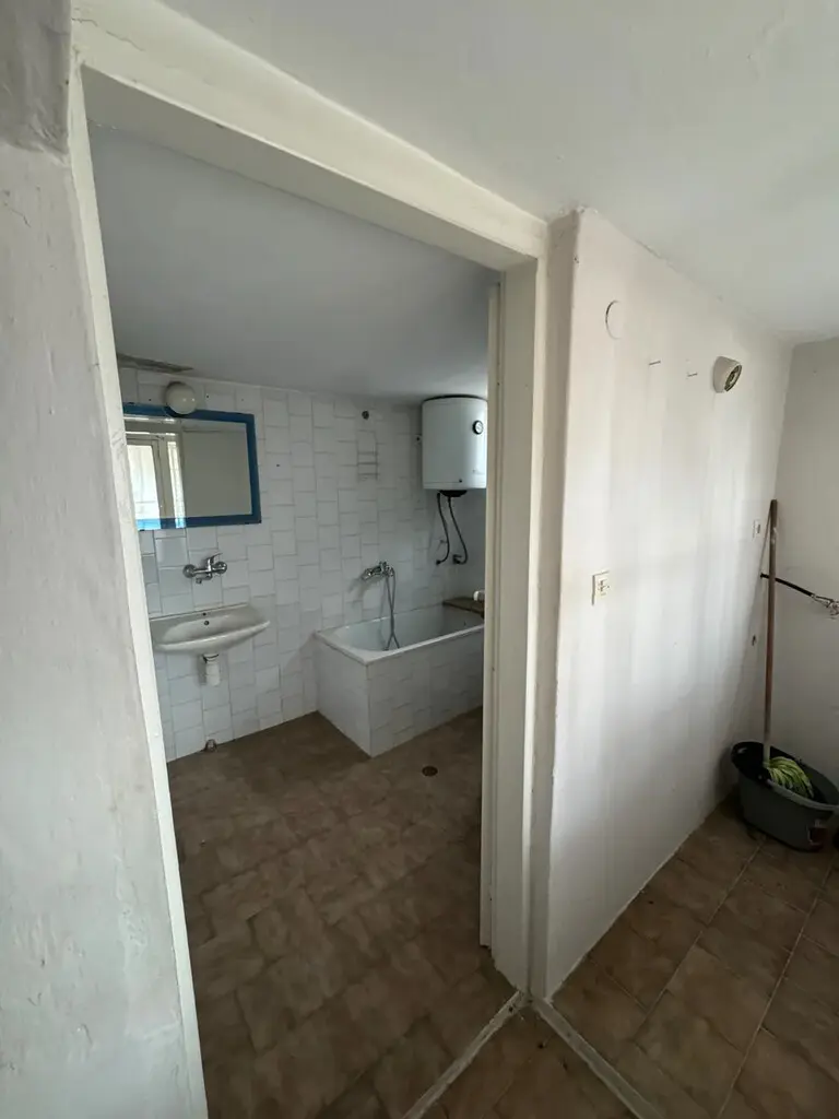 2-bedroom Detached House In Polichni, Greece (75 M²)