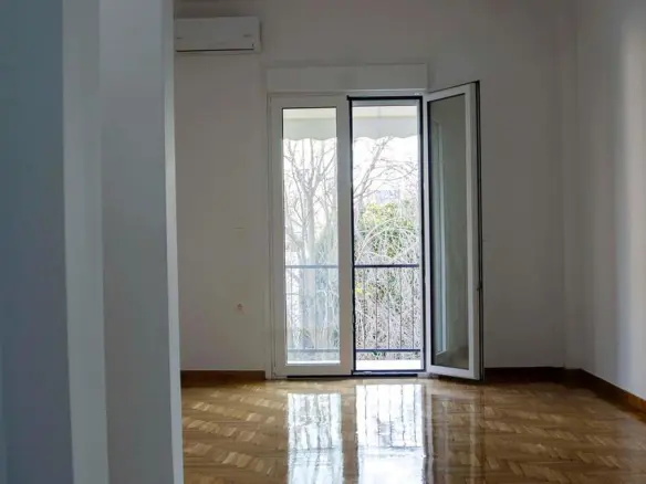 Flat Of 53 M² With No Features In Athens