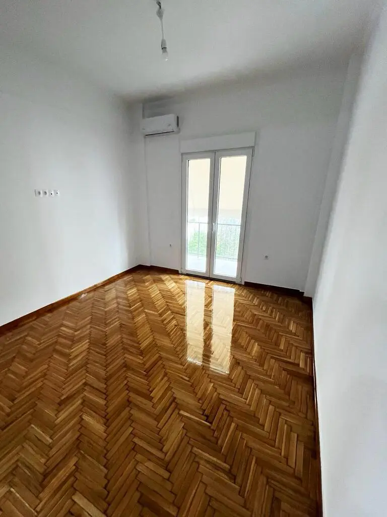Flat Of 53 M² With No Features In Athens