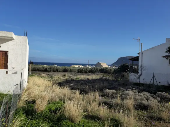 Land Of 702 M² In Crete