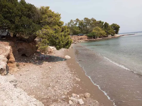 Land Of 805 M² In Attica
