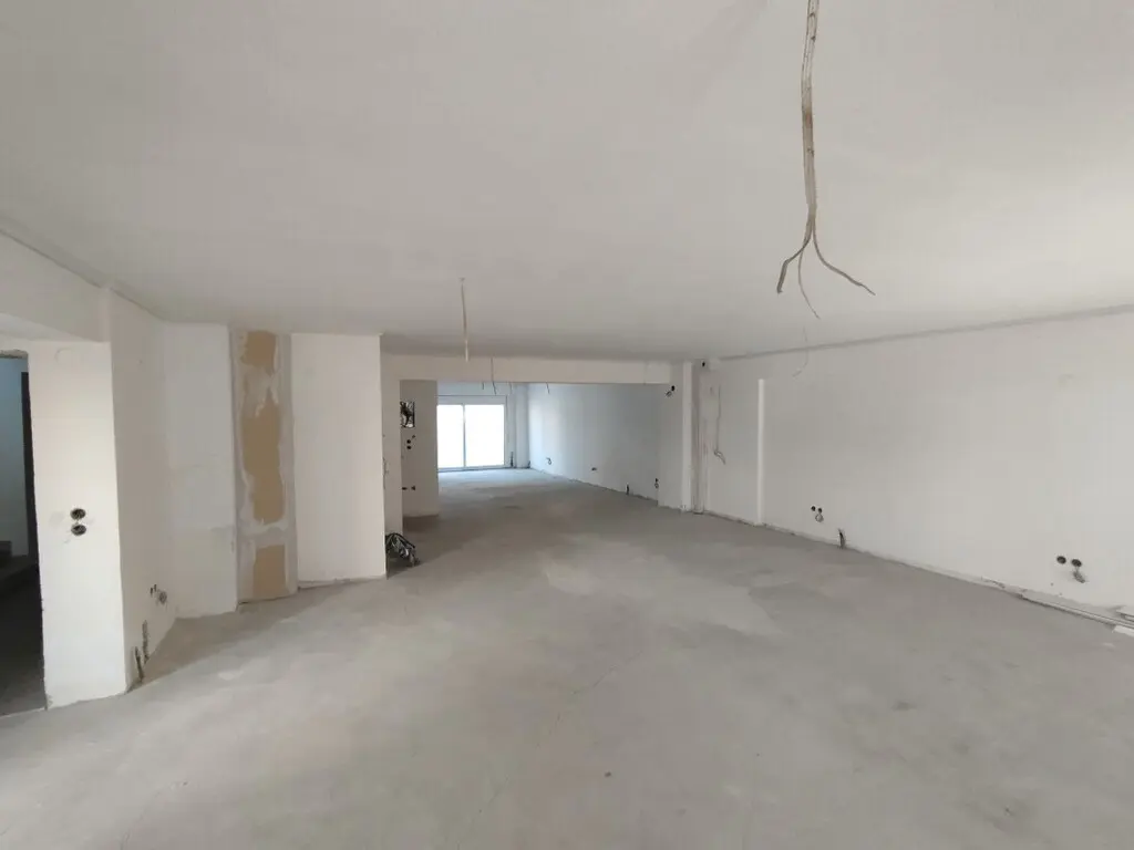 Building Of 3000 M² In The Suburbs Of Thessaloniki