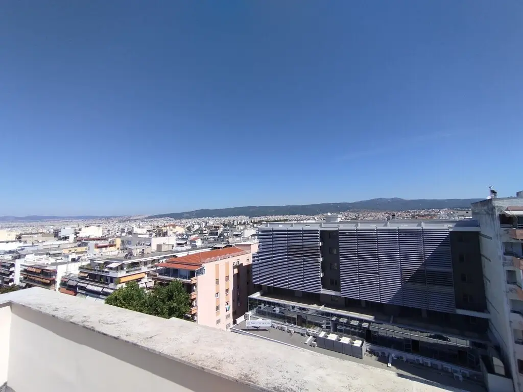 Building Of 3000 M² In The Suburbs Of Thessaloniki