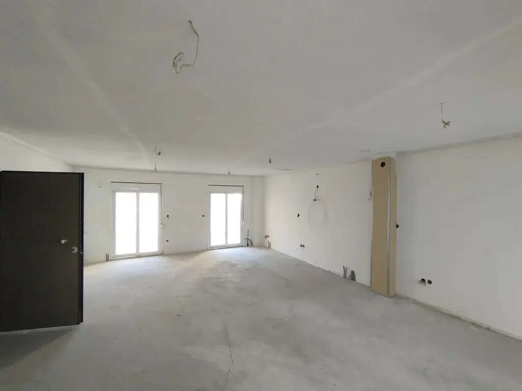 Building Of 3000 M² In The Suburbs Of Thessaloniki