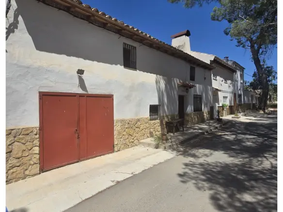 3-bedroom Townhouse In Yecla, Spain (162 M²)