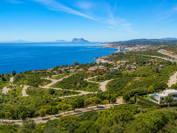 Plot Of 1200 M² With Villa Project And License In Bahía De Las Rocas, Sotogrande