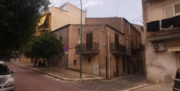 Townhouse In Sicily – Montalbano Via Perciò