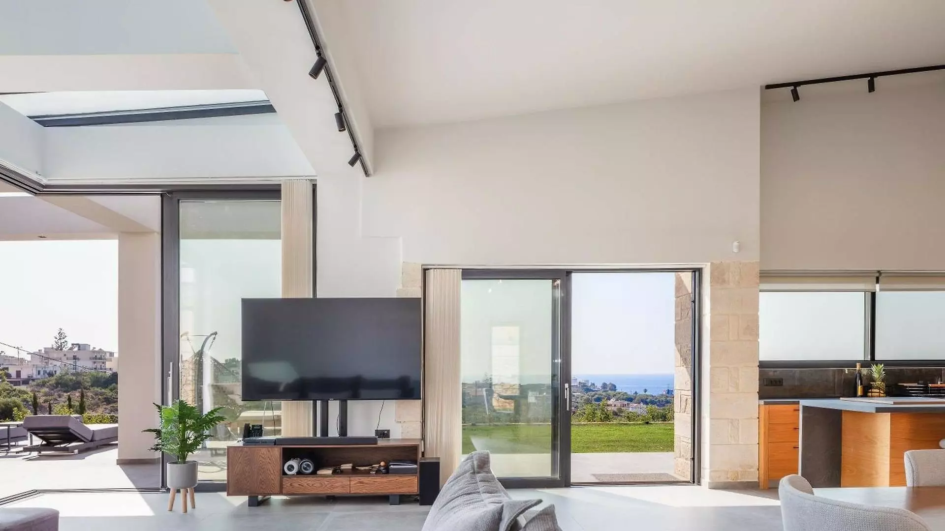 Novel — Contemporary 3-bedroom Villa With Uninterrupted Sea Views