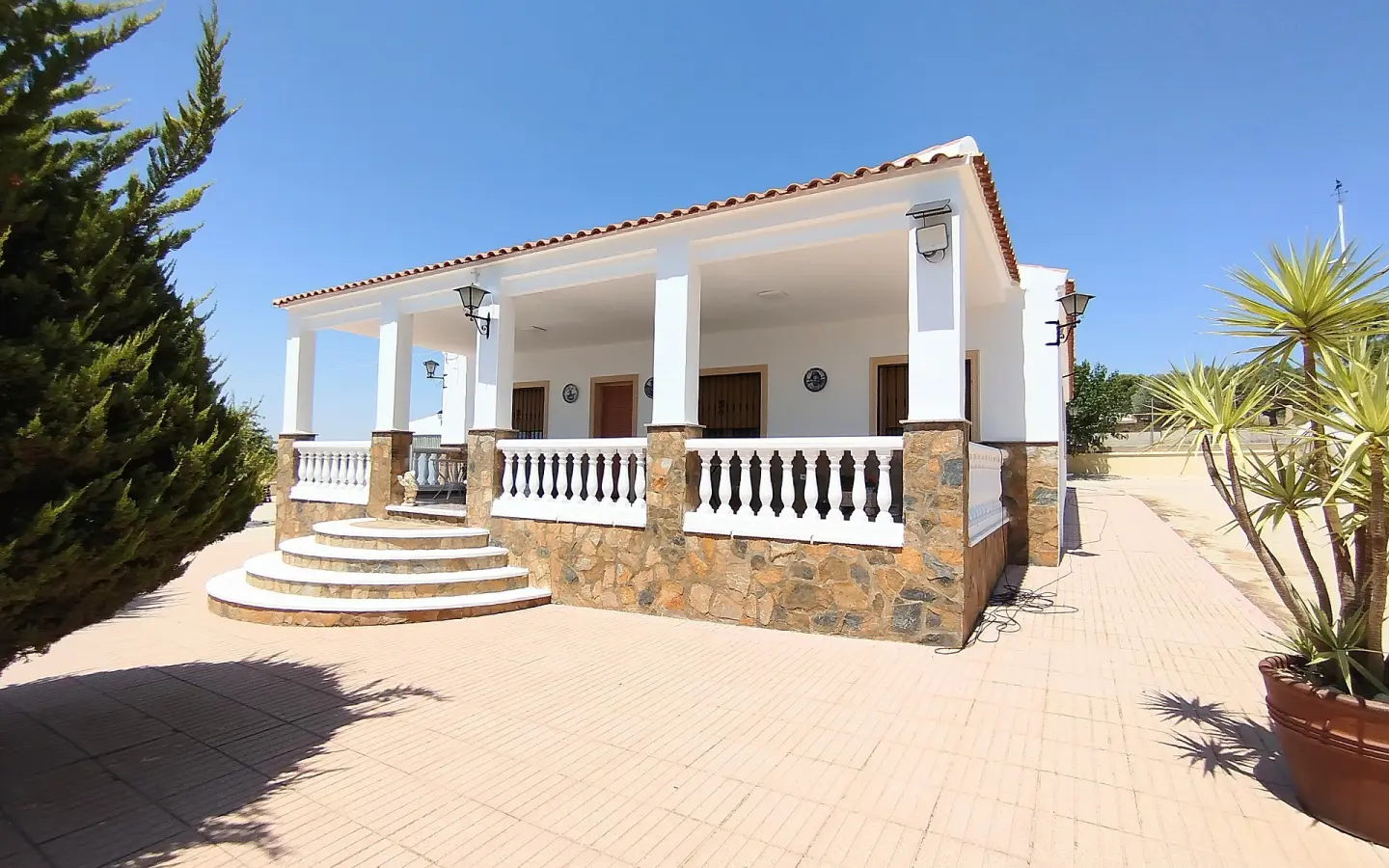 Country House Of 190 M² With A Garden In Yecla, Spain