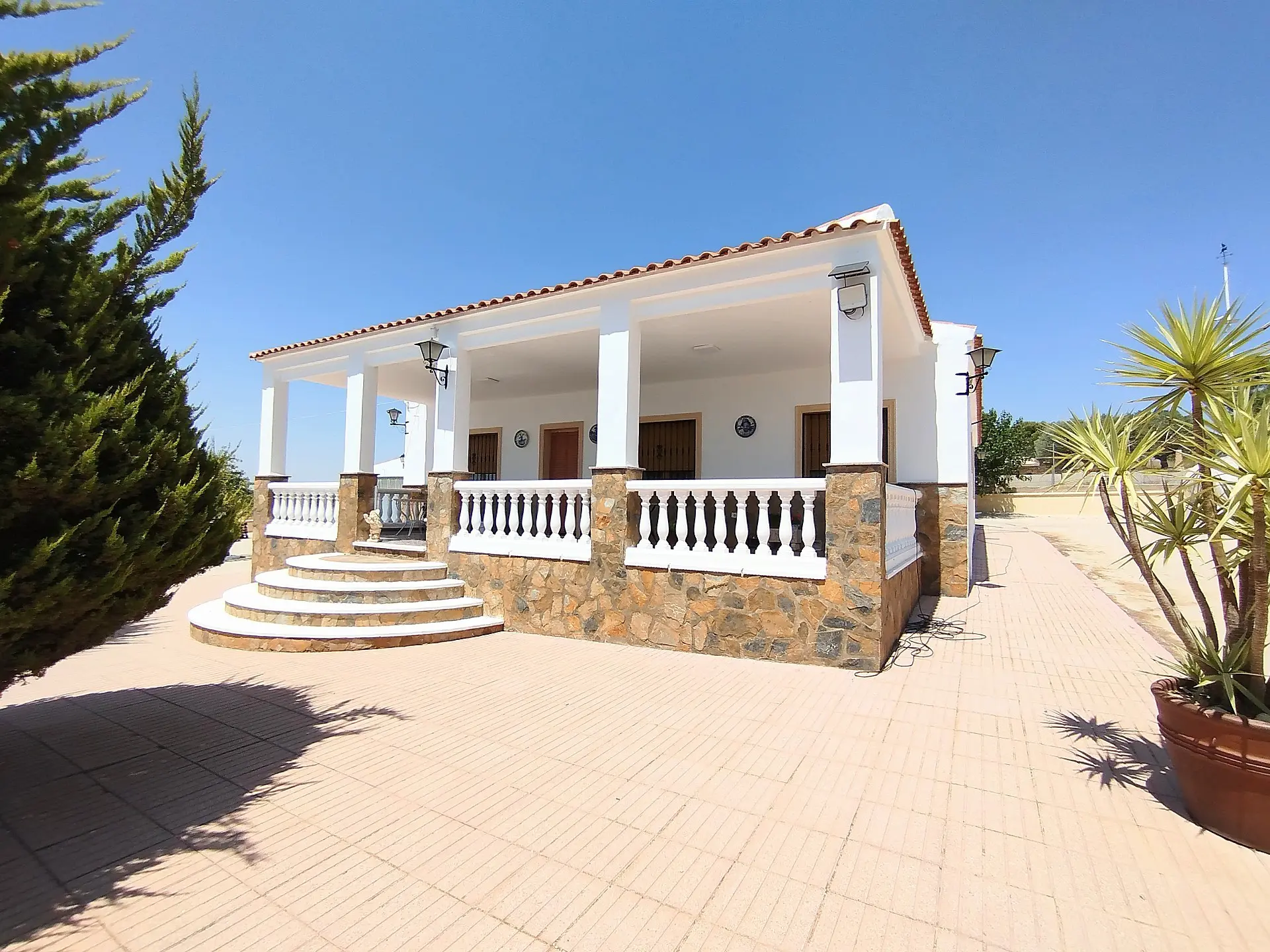 Country House Of 190 M² With A Garden In Yecla, Spain