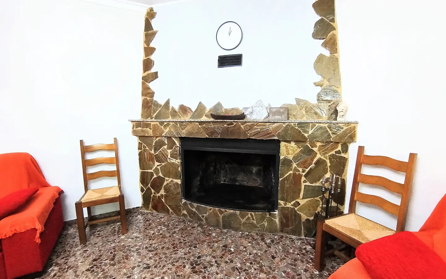Country House Of 190 M² With A Garden In Yecla, Spain
