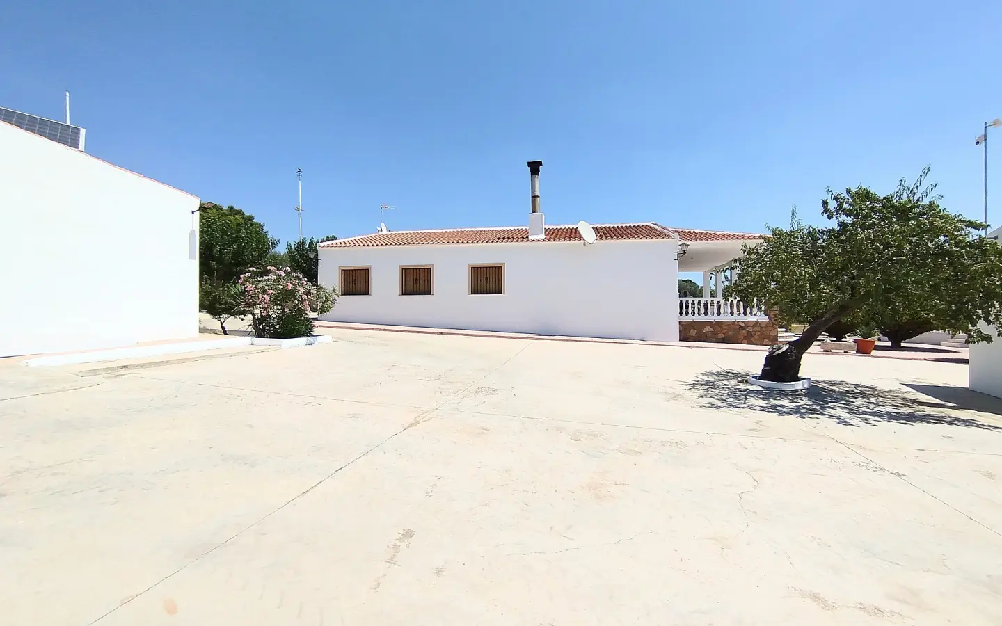 Country House Of 190 M² With A Garden In Yecla, Spain