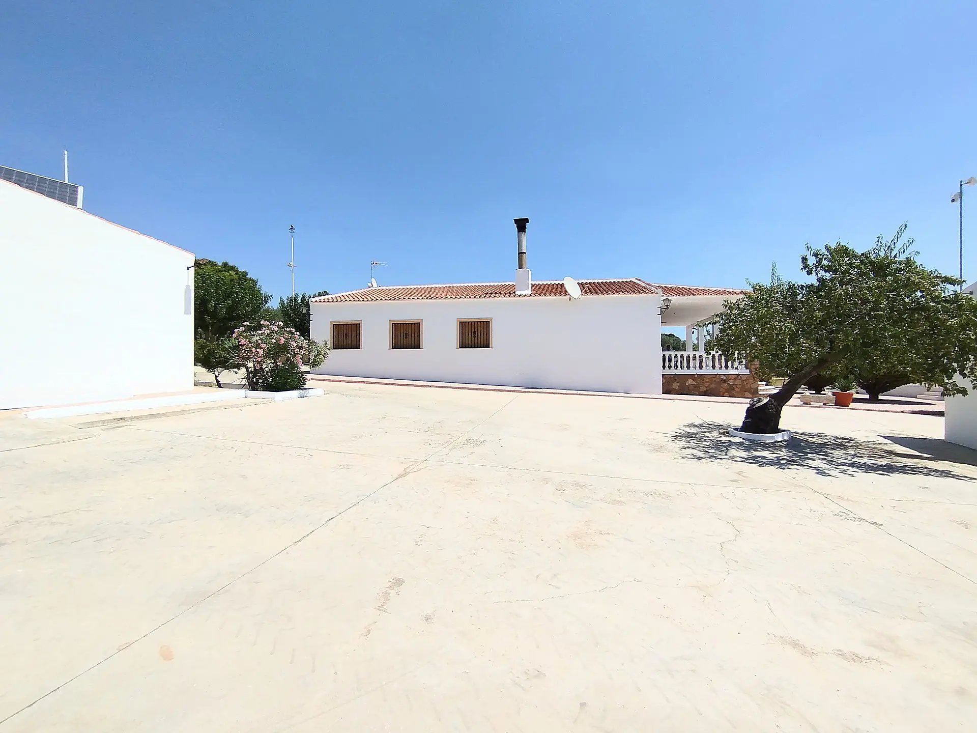 Country House Of 190 M² With A Garden In Yecla, Spain