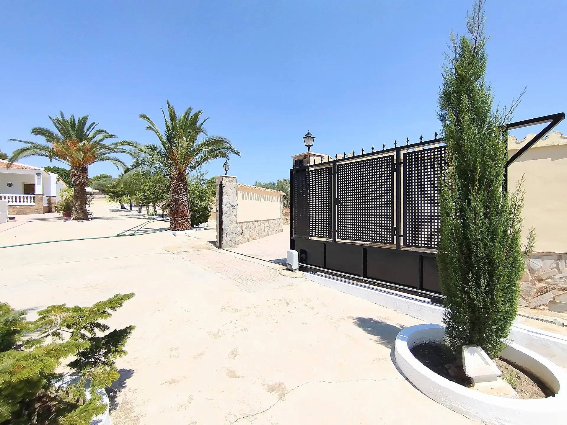 Country House Of 190 M² With A Garden In Yecla, Spain