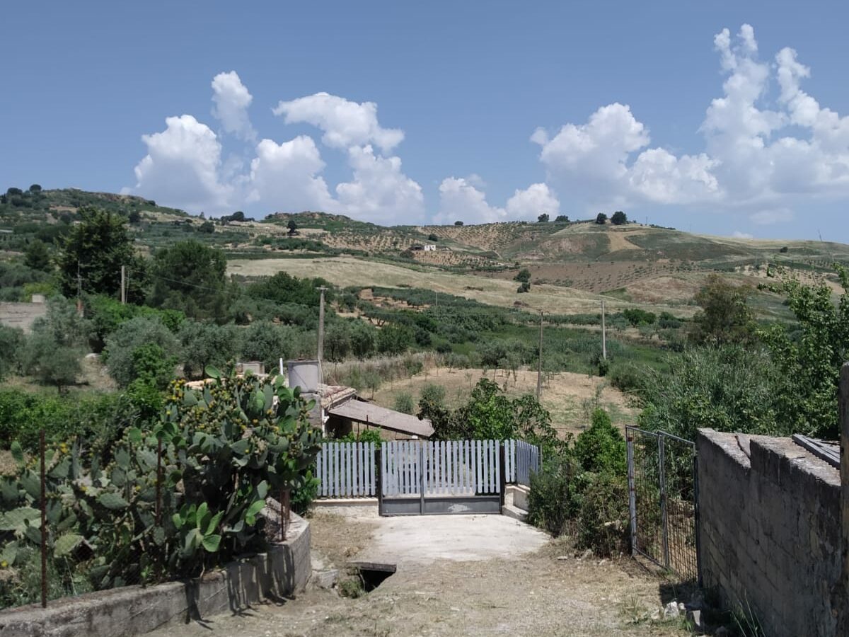 House Of 1000 M² With Land In Sicily