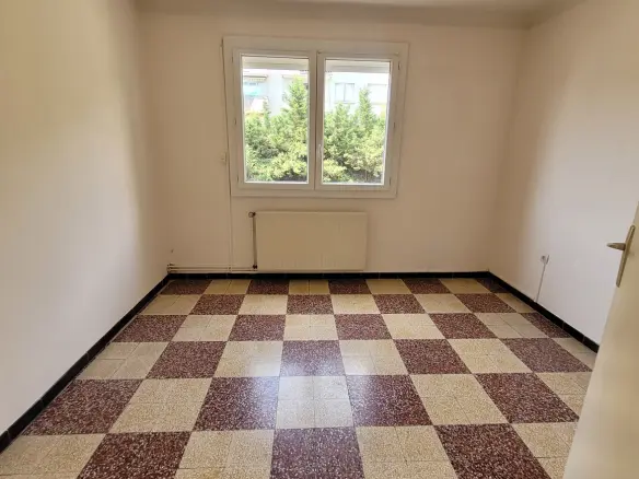 2-bedroom Apartment In Beziers, France (67 M²)